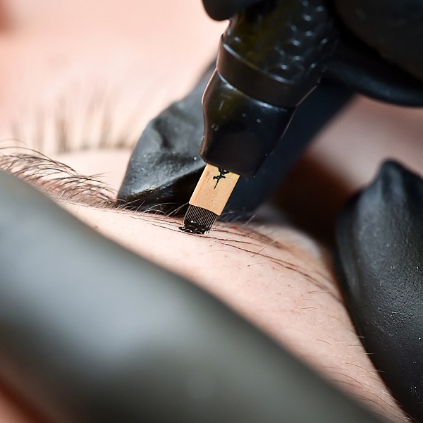 Bild Nummer 003--312867868.jpg zum Thema Microblading und Zahnbleaching